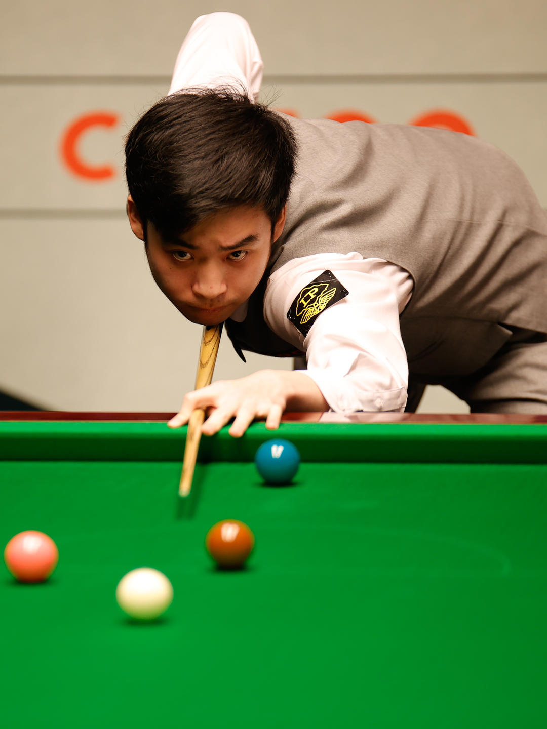 他必须在比 他必须在比